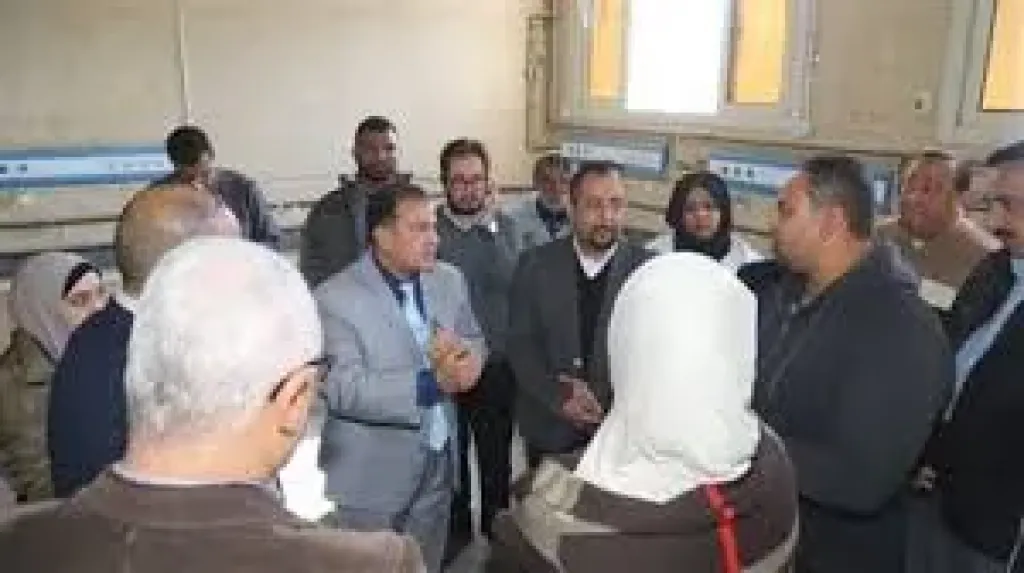 محافظ قنا