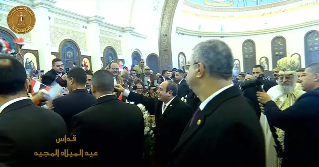 الرئيس السيسي يصافح الأقباط ويلتقط معهم الصور بكاتدرائية