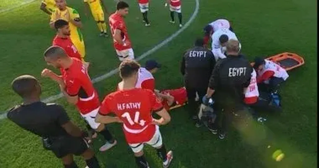 محمد حمدى لاعب منتخب مصر لحظة إصابته