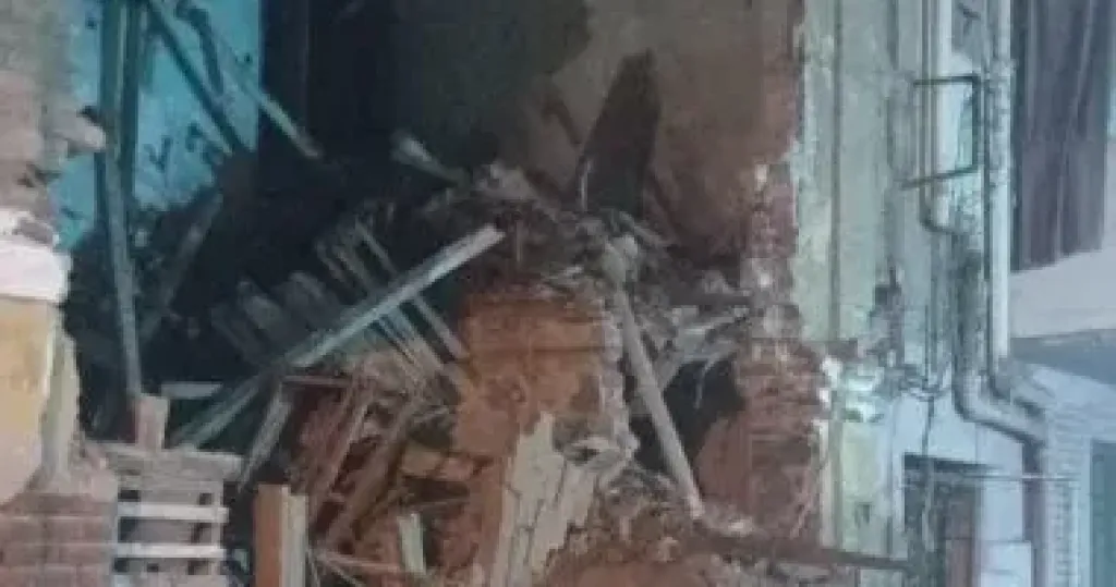 انهيار جزء من مبنى قديم خالٍ من السكان بالقناطر الخيرية