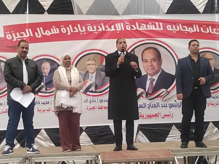 مدير تعليم الجيزة يحضر مجموعات التقوية المجانية لطلاب الشهادة الإعدادية