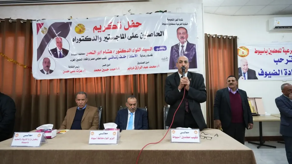 جانب من متابعه 