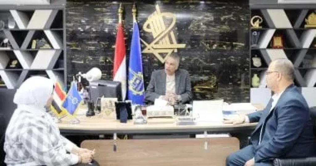 اجتماع محافظ أسوان مع الدكتورة رحاب على مدير التأمين الصحى بالأقصر