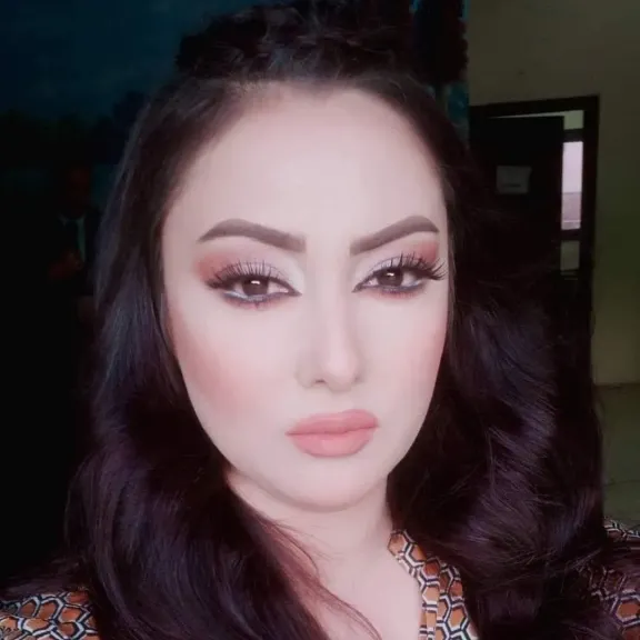 الكاتبة 