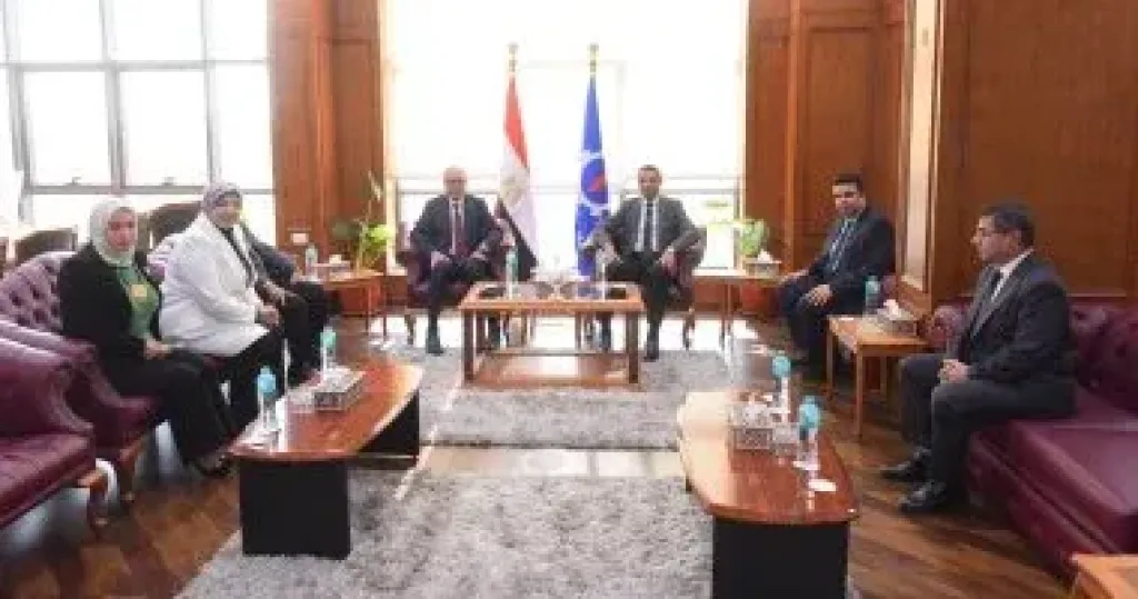 وزير العمل ومحافظ السويس يفتتحان ملتقى توظيفى