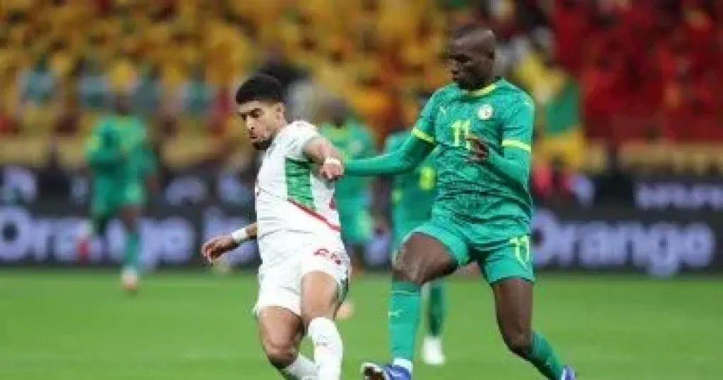 صراع على الكرة في مباراة المغرب والسنغال