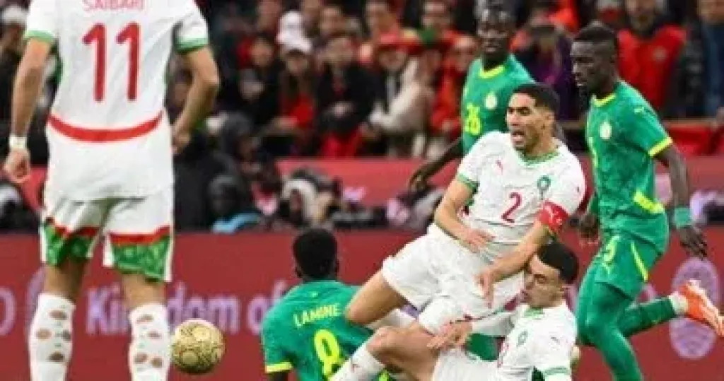 أشرف حكيمي لاعب منتخب المغرب في مباراة السنغال