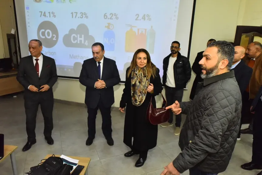 محافظ اثناء تفقد محطه المياه 