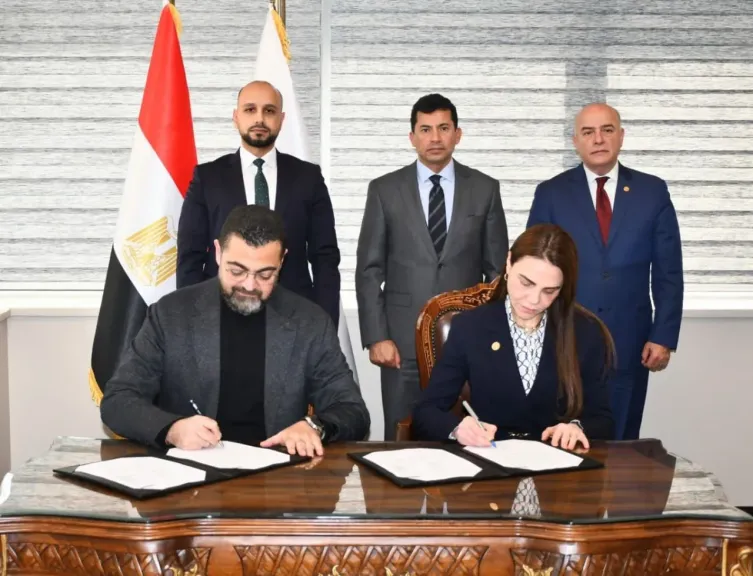 توقيع  العقود 
