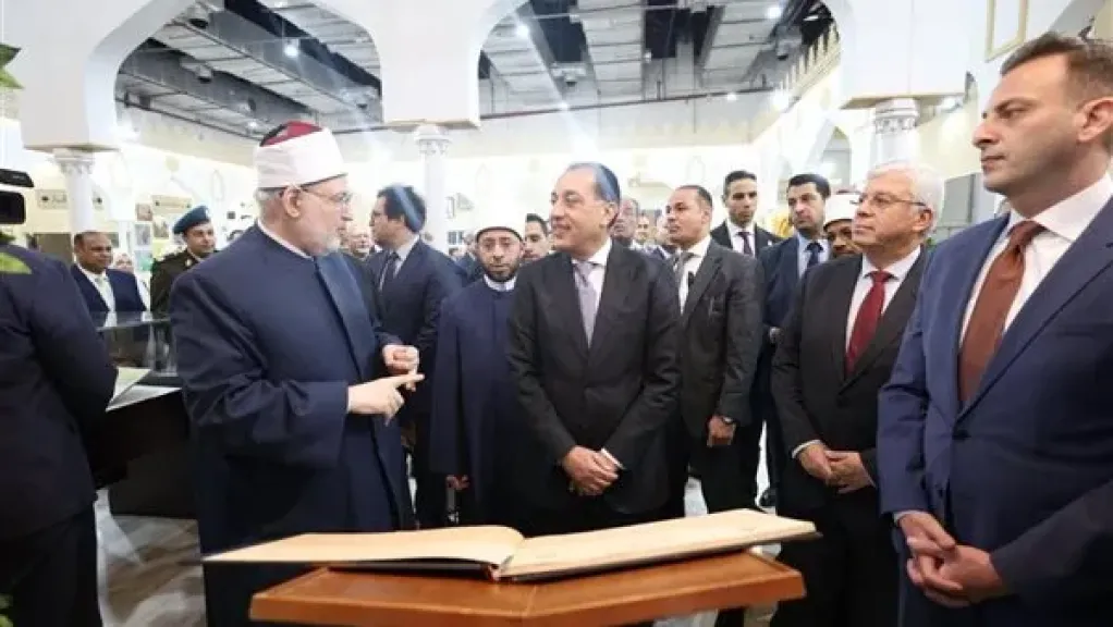 رئيس الوزراء يتفقد جناح الأزهر بمعرض الكتاب