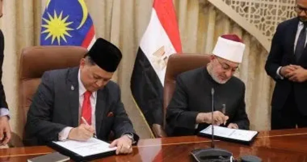 جانب من التوقيع 