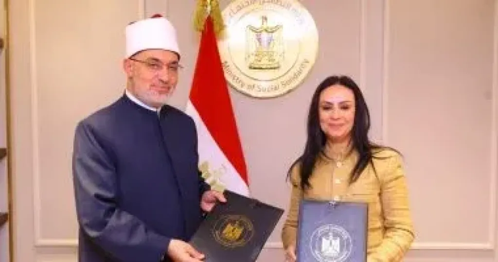 جانب من التوقيع 