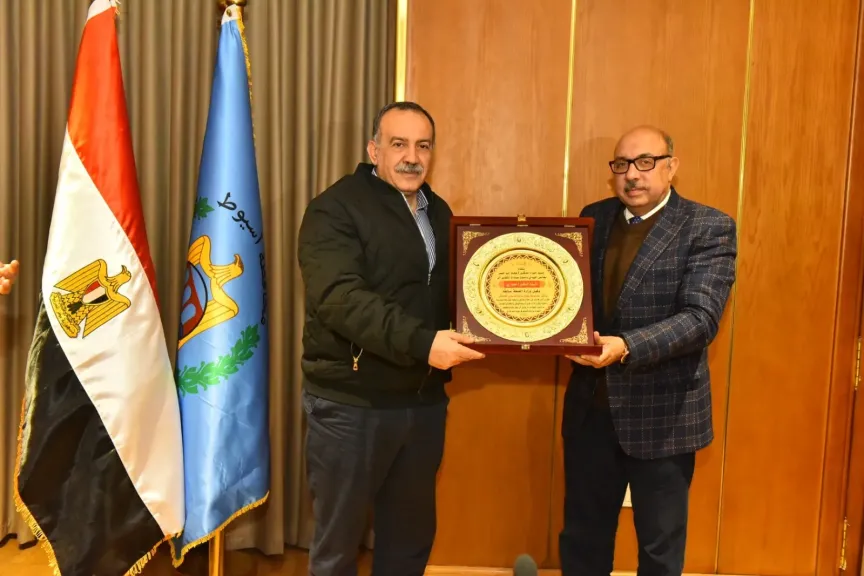 محافظ أسيوط يكرم 