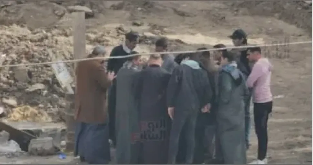 لحظة انتظار أسرة أم وأبنائها الـ4 أمام مشرحة مستشفى بنها