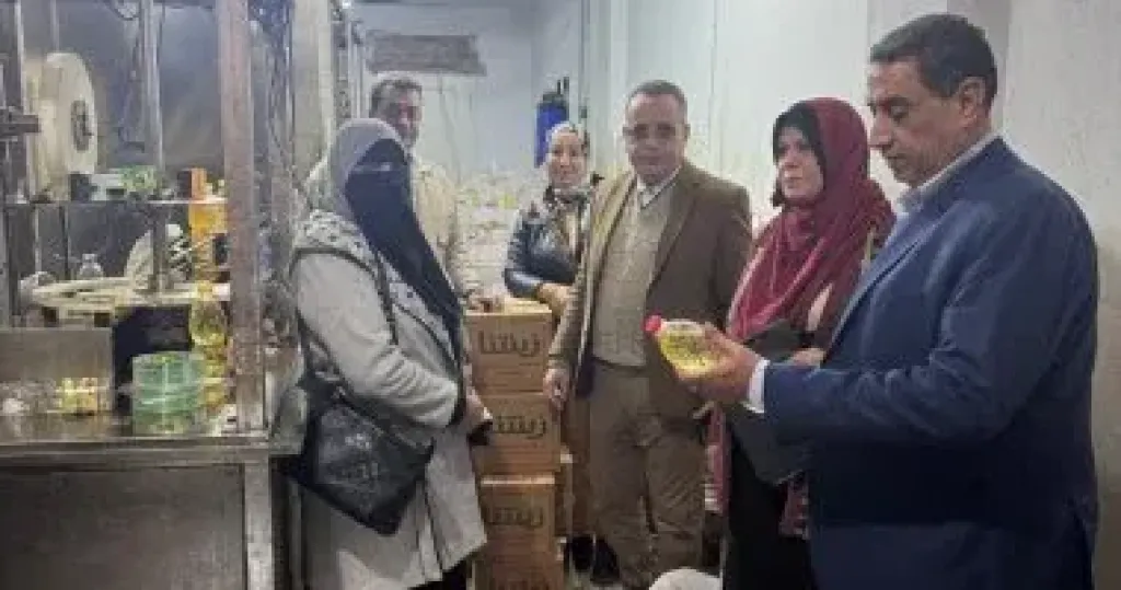 تموين الدقهلية يداهم مصنعاً لزيت الطعام بدون ترخيص