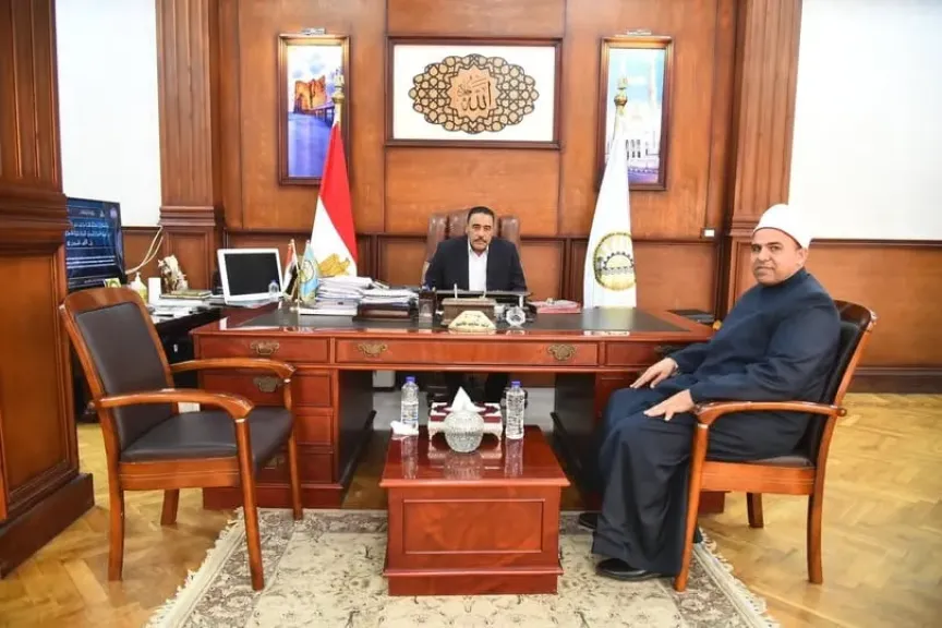 محافظ مطروح خلال لقائه مدير أوقاف مطروح