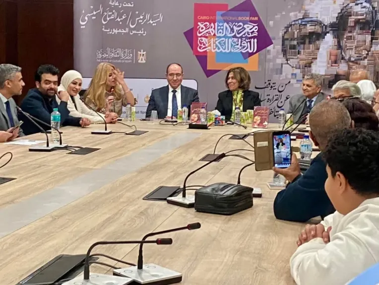 جانب من حفل توقيع كتاب  «امرأة لا تنحني» 
