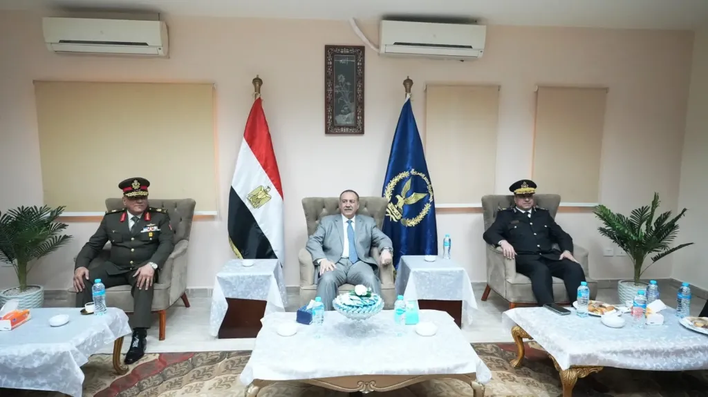 محافظ أسيوط يقوم بالتهنئه 