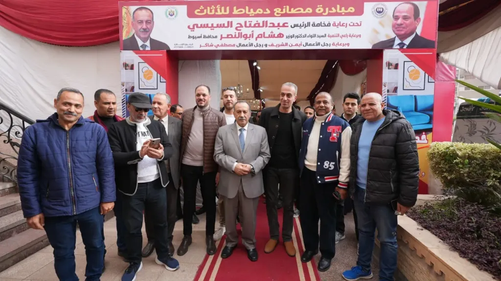 جانب من متابعه 