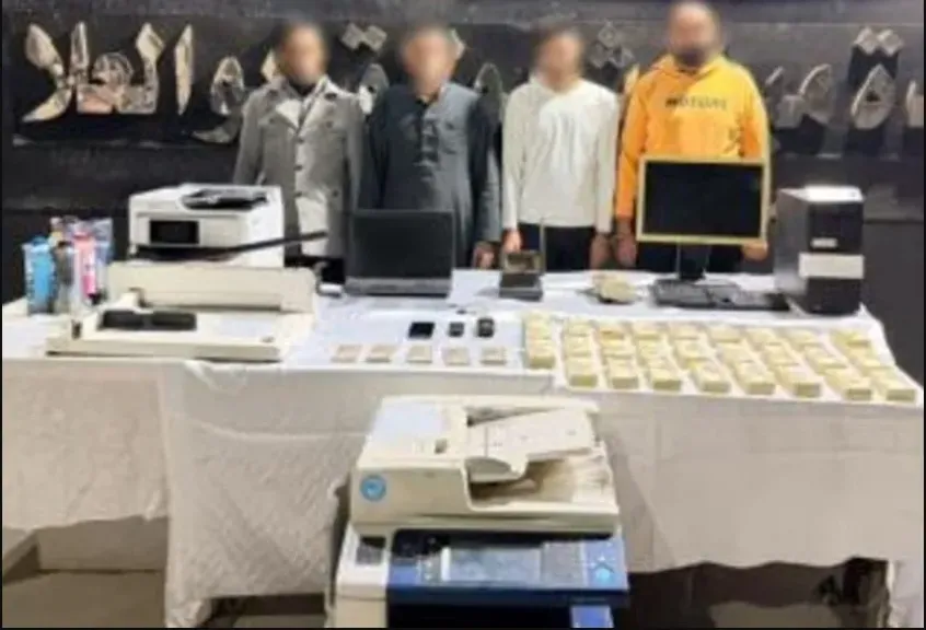 المتهمون مع المضبوطات