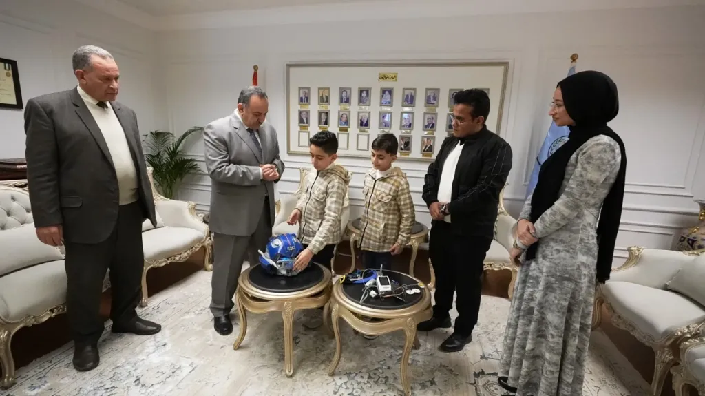محافظ أسيوط مع المخترع 