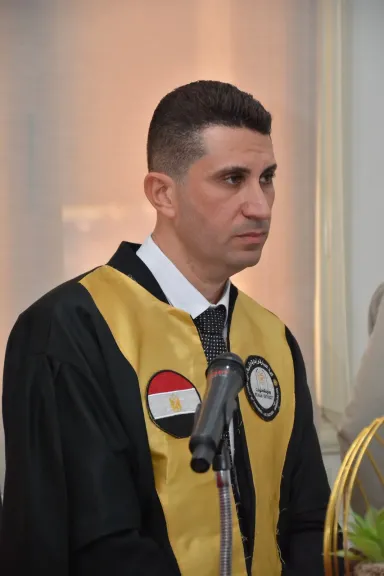 الباحث 