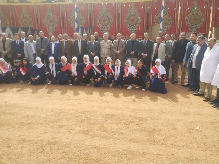 صوره جماعيه مع المحافظ 