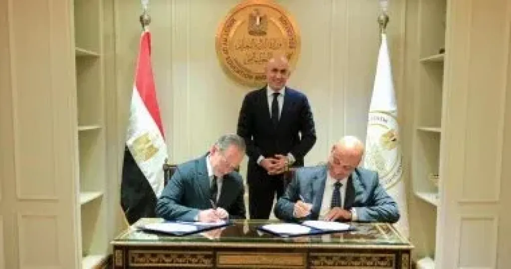 جانب من التوقيع 
