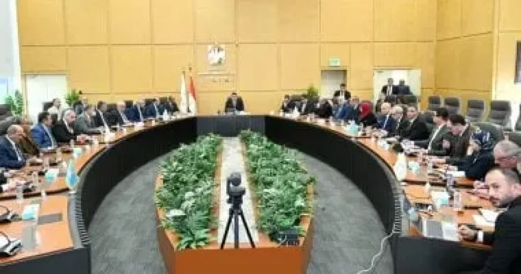 وزير الاسكان خلال الاجتماع