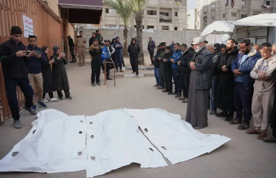 فلسطينيون يصلّون على من قُتلوا في غارة عسكرية إسرائيلية خلال جنازتهم بمستشفى ناصر بخان يونس