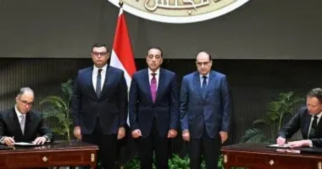 جانب من التوقيع 