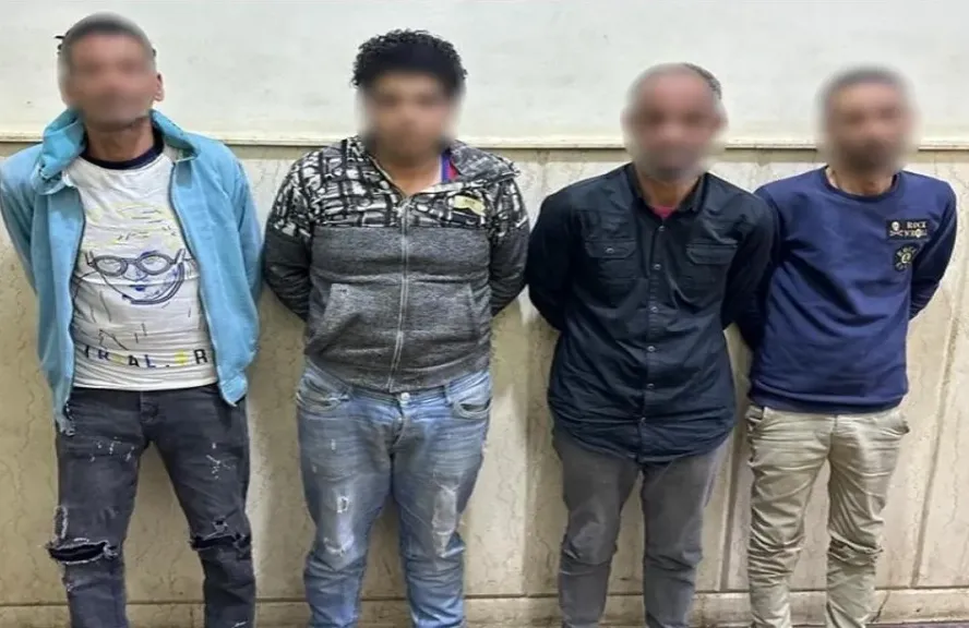 4 متهمين بابتزاز المواطنين مقابل ركن السيارات بالسويس