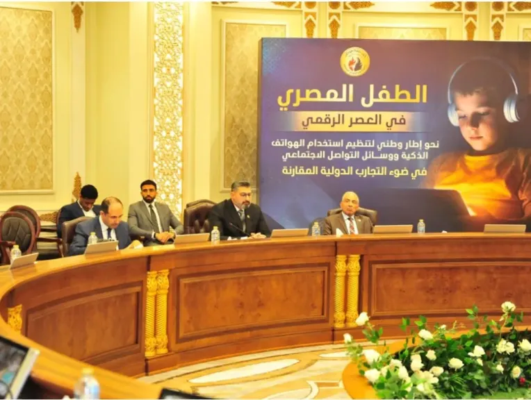 جانب من المائدة المستديرة 
