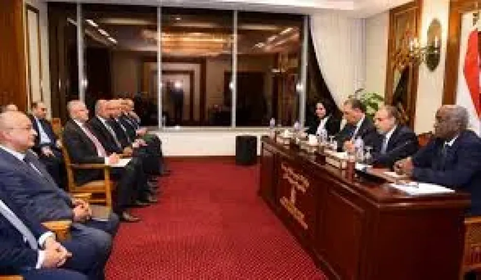 وزير الخارجية يجتمع بقيادات الوزارة