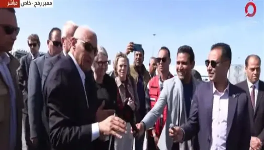 وفد سويدي فنلندي يتفقد معبر رفح