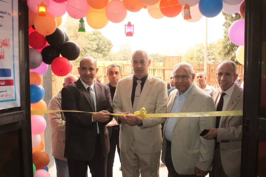 نواب رئيس الجامعه افتتحونا المعرض 