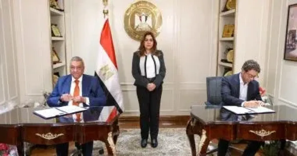 جانب من التوقيع 