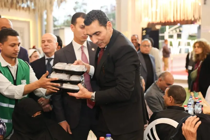 وزير الشباب والرياضة يشارك الصائمين الافطار 
