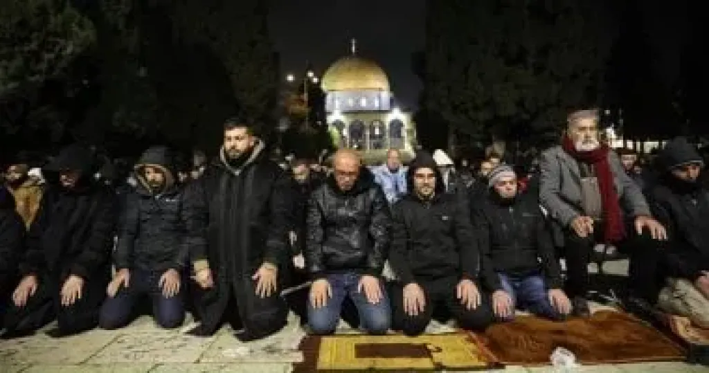 صلاتَي العشاء والتراويح في رحاب المسجد الأقصى 