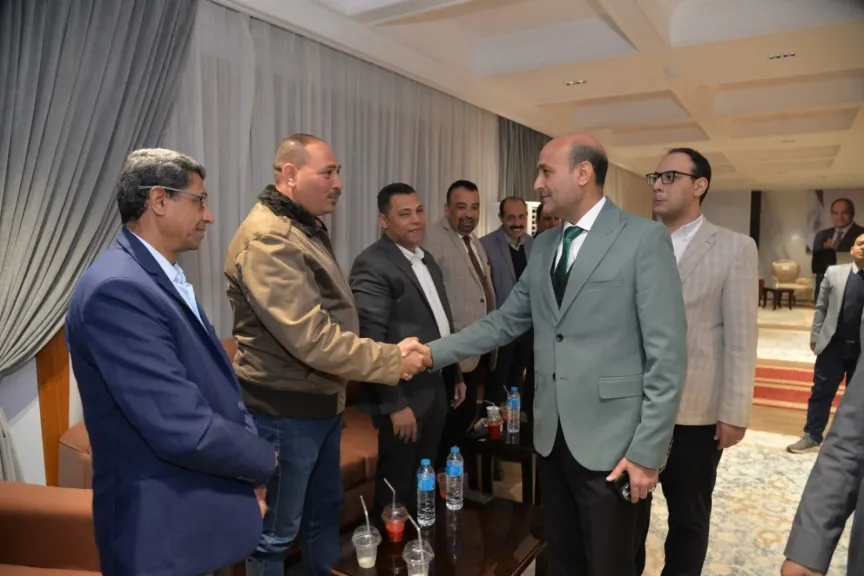 محافظه  صافح الصحفيين 