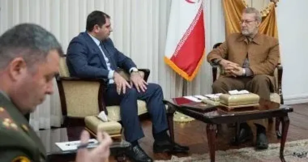 وزير الدفاع الأرميني سورين بابيكيان وأمين المجلس الأعلى للأمن القومي في إيران على لاريجاني