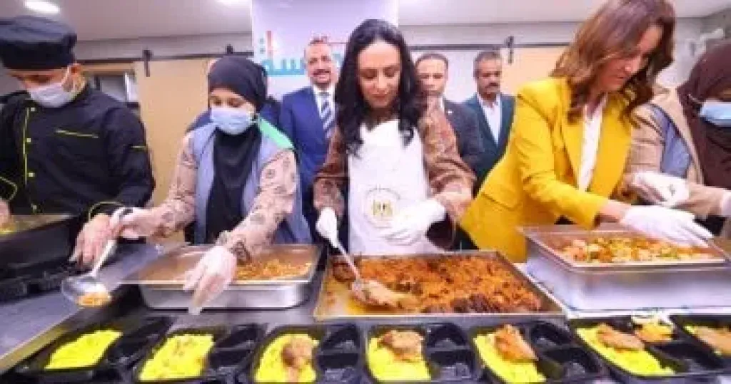 وزيرة التضامن تشارك فى إعداد إطعام المحروسة بالوراق وتقديم 2000 وجبه يوميا