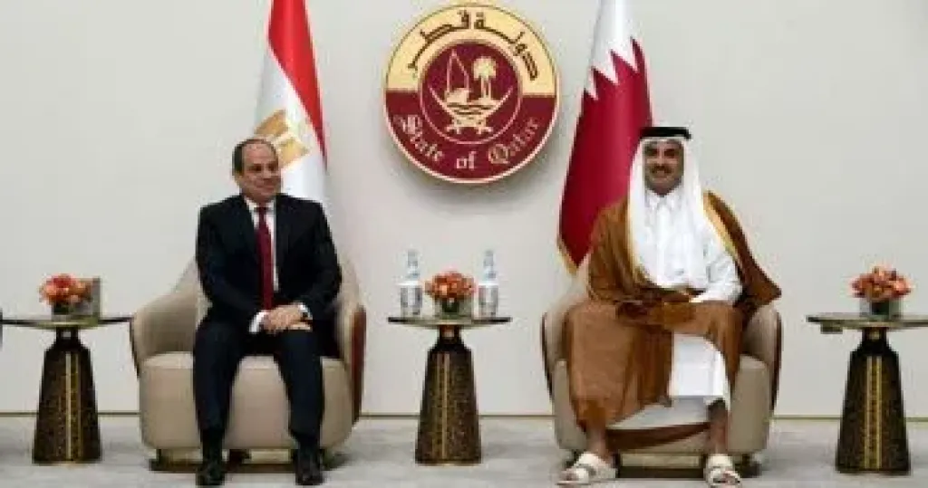 الرئيس عبد الفتاح السيسي والشيخ تميم بن حمد آل ثاني، أمير دولة قطر -ارشيفية