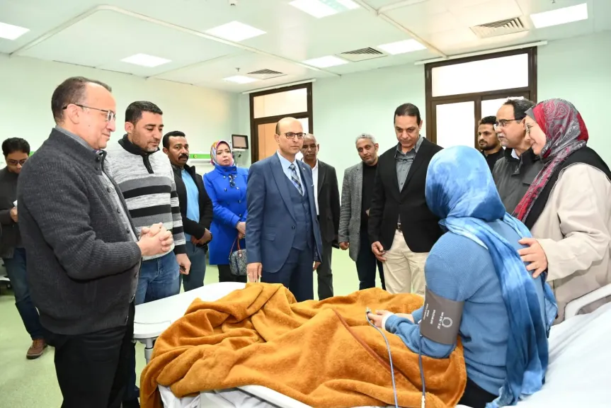 رئيس الجامعه يزور المصابه  