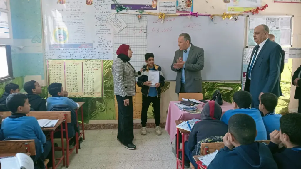 وكيل وزارة التعليم اثناء مروره 