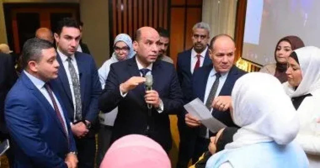 وزير العمل حسن رداد خلال حديثه مع عددا من ذوى الهمم