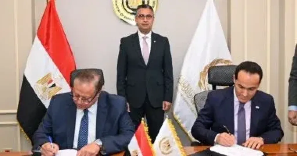 جانب من التوقيع 
