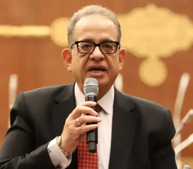 النائب طارق عبد العزيز