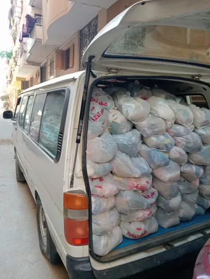 فريق ضهر الغلابة بالفشن يوزع 5000 شنطة رمضانية ووجبات إفطار يومية للأسر المستحقة