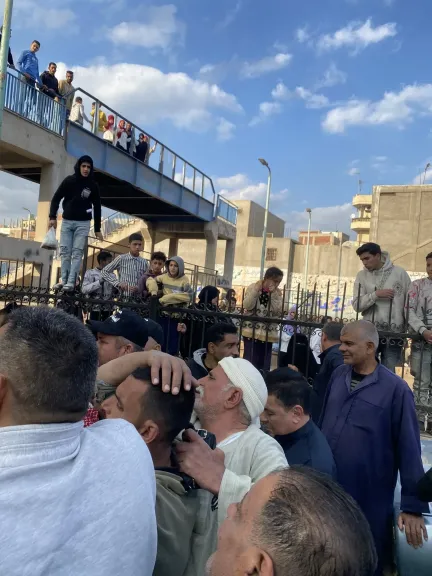 جانب من توزيع الدجاج 